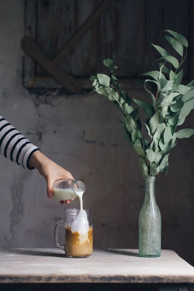 Pour the milk on the glass jar
